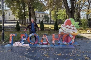 Польский актер съездил в Гродно и восхитился городом. Почему его обвинили в пропаганде? Польский актер Ярослав Якимович в Гродно. Скриншот Hrodna.life из Instagram актера