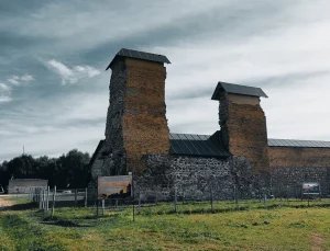 Куда съездить на Хэллоуин в Гродненской области: 5 мистических мест от замков до мельниц Кревский замок - там водятся привидения и это хорошее место отметить Хэллоуин в Беларуси