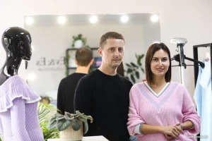 Началось с одного платья для себя. Как семья из Гродно построила бизнес на вязаных вещах и открыла шоурум в центре города Гродненцы Евгения и Денис в шоуруме Ev&Es. Фото: Onliner.by