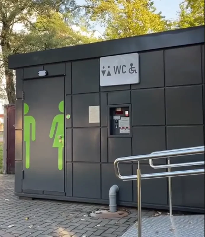 "Оплата проходит - дверь заперта". Как работают новые модульные туалеты в Гродно модульный туалет в парке Жилибера в Гродно