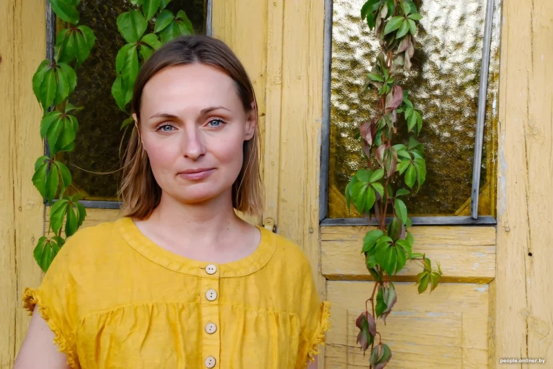 Анна Тарковская в ее усадьбе под Гродно. Девушка плетет венки и продает их как предметы интерьера. Фото: Onliner.by
