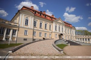 Вход во дворец в Святске