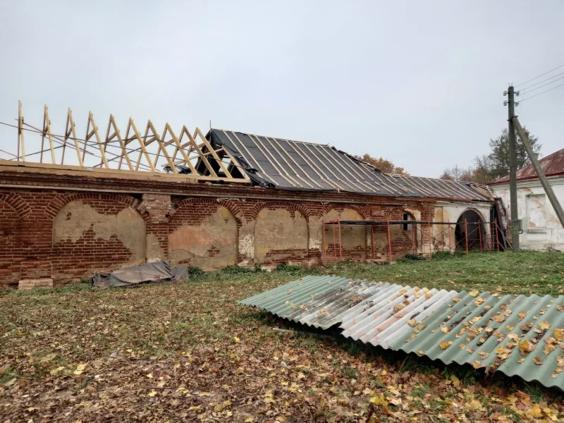 Реставрация крыши хозпостройки в усадьбе Хрептовичей в Щорсах. Фото: Дмитрий Юркевич