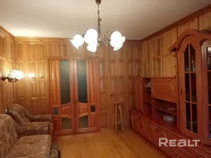 На Девятовке продают квартиру, полностью отделанную деревом.