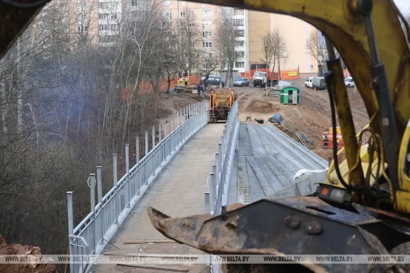 Мост в Румлевском парке готов на 85% — его планируют открыть уже в январе Строительство нового моста на Фомичева около Румлево