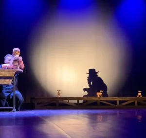 Тени и белорусский язык. В Гродненском театре кукол поставили новый спектакль для взрослых Эпізод спектакля "Сымон-музыка" ў Гродзенскім тэатры лялек