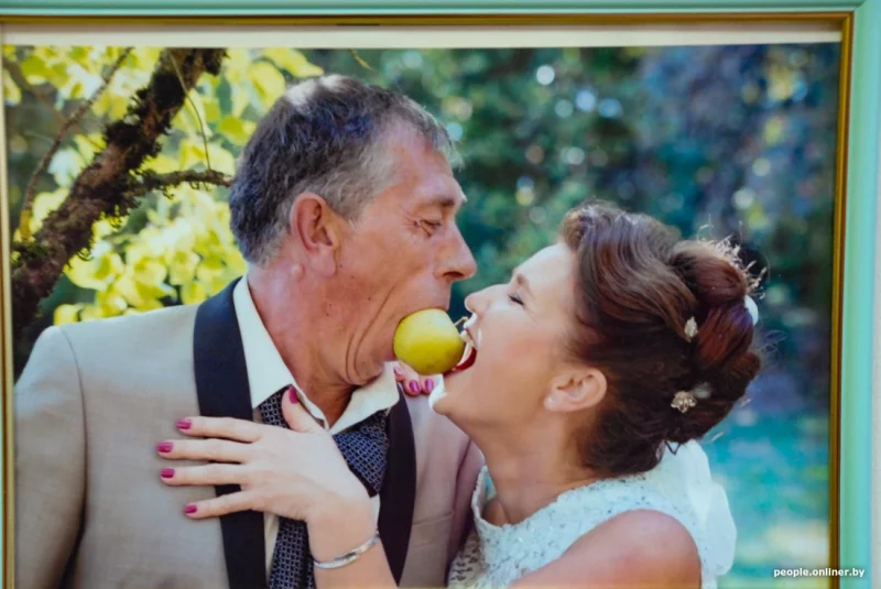 “Наколол остатки пиццы на зубочистку и заявил: «Это тебе, детка, а романтика — в кино»”. Как в Гродно 30 лет работает брачное агентство