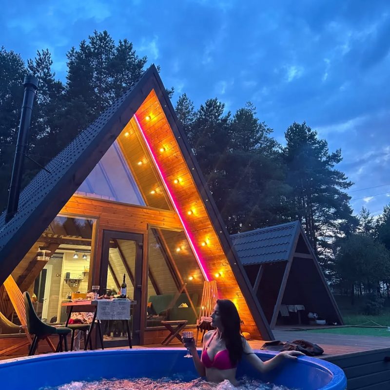 Под Гродно продают готовый бизнес — глэмпинг в виде треугольного домика 