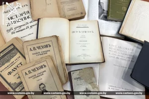Иностранец попытался вывезти из Беларуси редкие книги и старинную швейную машинку — помешали гродненские таможенники 