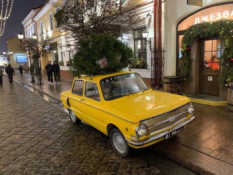 Желтый "Запорожец" на Советской. Фото: av.by