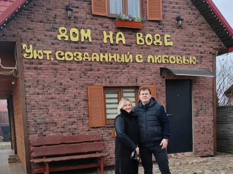 Гродненцы построили «Дом на воде» — около усадьбы плавают карпы и растут кувшинки 