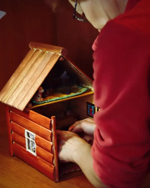 "Настальгія ў вашых руках". Гродзенцы па фатаграфіях узнаўляюць мініяцюрныя пакоі з дзяцінства