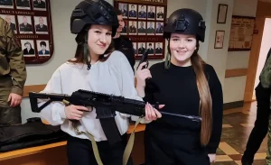 Гродненским школьникам показали, как пользоваться милицейскими дубинками