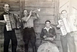 Справа за барабанамі і з акардэонам — браты Эйсманты. Фота: архіў сям’і Эйсмантаў