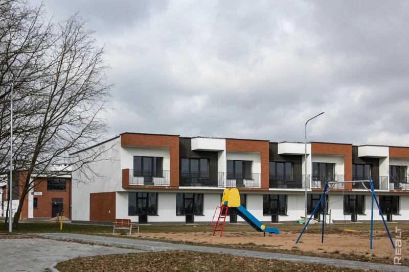 Свабодная планіроўка і зона для барбекю: як выглядаюць таунхаусы ў Пагаранах па $750 за квадрат