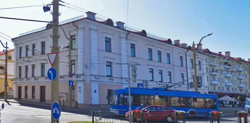 400-летний дворец - "Баториевку" - напротив Фарного костела выставят на продажу Бывший дворец на Карла Маркса, 1.