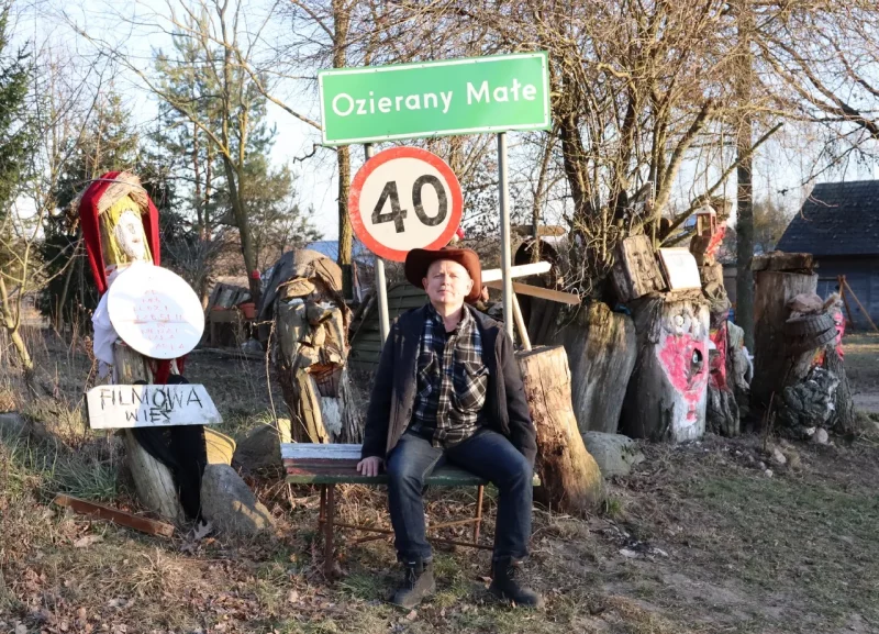 Лешек Скродский у указателя с названием деревни Озераны Мале - деревни на границе Польши и Беларуси. Фото: Hrodna.life / MOST