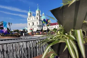 В 2025 году в Гродно будут ориентироваться на туристов из России и Китая Фарный костел на Советской площади в Гродно. Фото из архива Hrodna.life