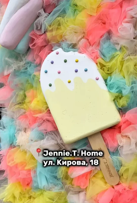 Фотозона у магазина Jennie.T