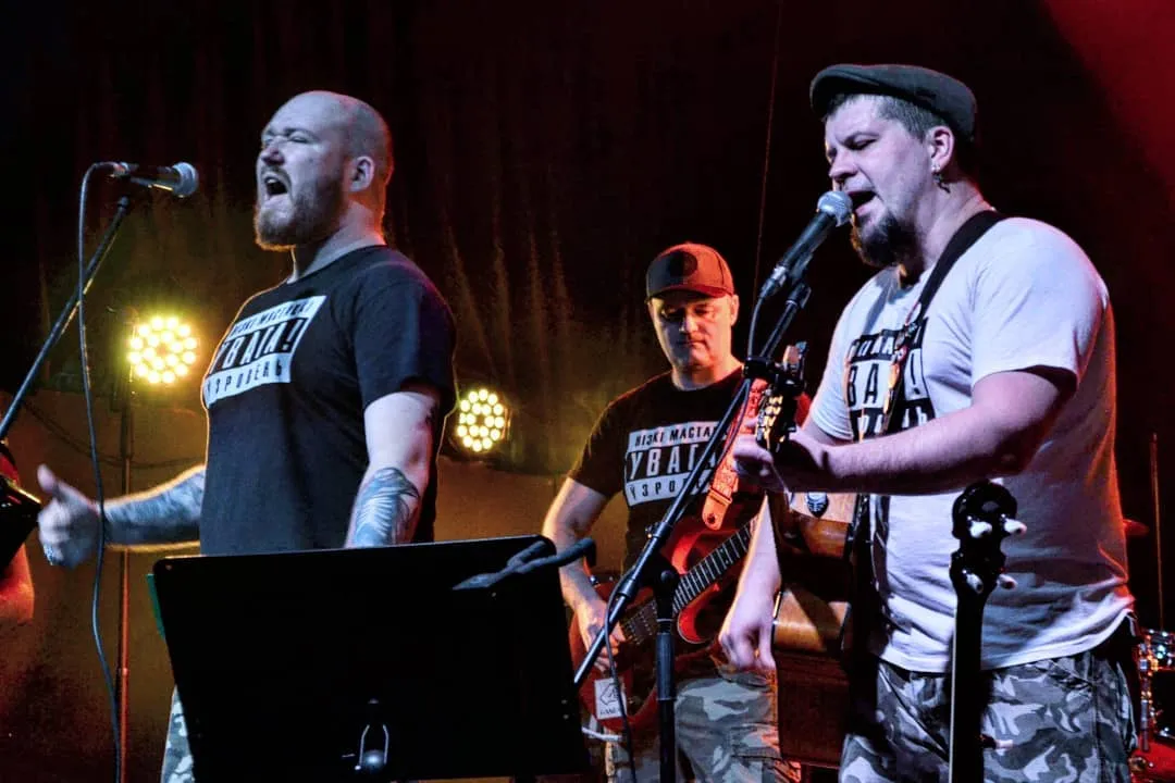 Dzieciuki выступят на одной сцене с канадской панк-группой The Real McKenzies Группа Dzieciuki во время выступления. Источник: соцсети группы