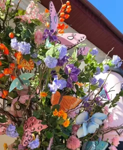 Гроздья цветов, зеркала и розовый мех. В Гродно появились весенние фотозоны Фотозона возле кафе "Наше место"