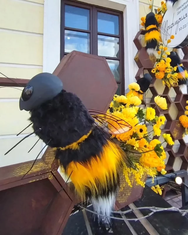 пчелы возле кафе "Прафітроля"