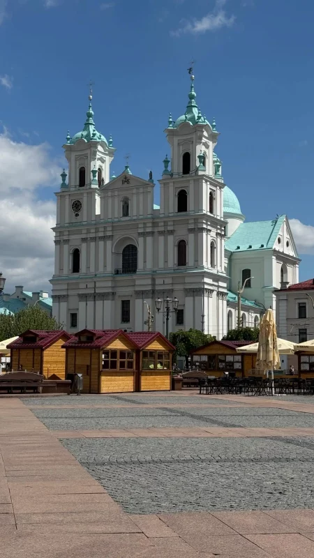 Гродзенцы спрачаюцца з-за кірмашу ля Фарнага касцёла. Адны незадаволены пахам шашлыка, іншыя радуюцца утульнасці