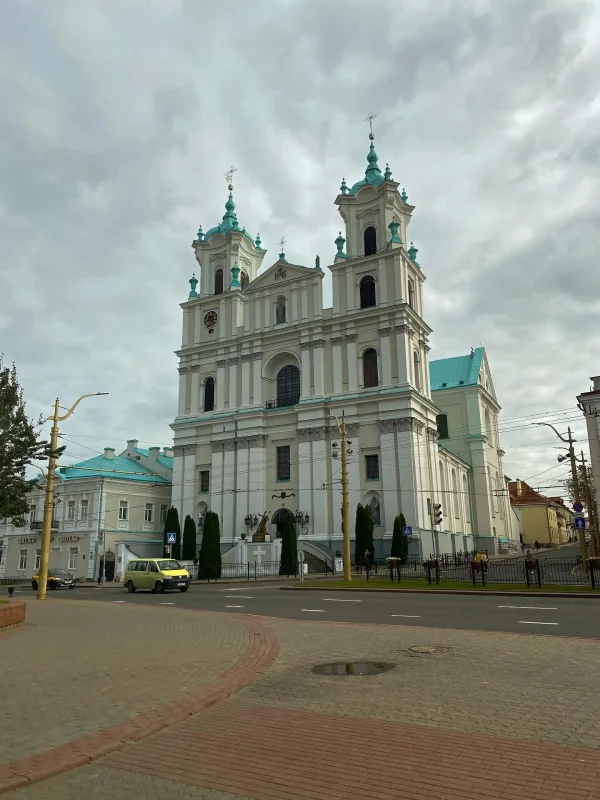 Гродзенцы спрачаюцца з-за кірмашу ля Фарнага касцёла. Адны незадаволены пахам шашлыка, іншыя радуюцца утульнасці