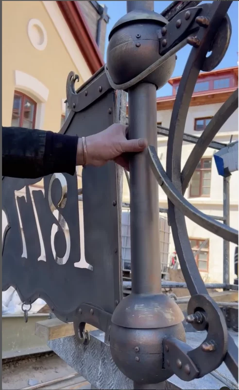 Над гродзенскім піўзаводам устанавілі флюгер з сімвалічнай датай. Яго аўтар - знакаміты каваль