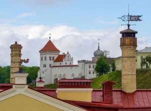 Над гродненским пивзаводом установили флюгер с символической датой. Его автор - знаменитый кузнец 