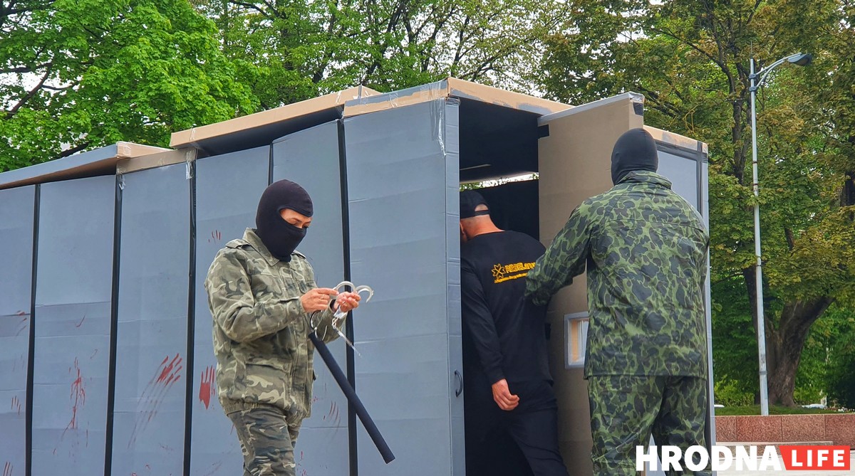 Удзельнікі акцыі маглі наведаць "турэмную" камеру і адчуць сябе палітвязнямі