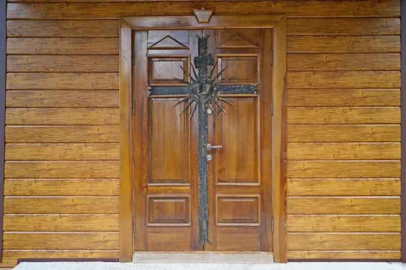 У Гродзенскім раёне помнік драўлянага дойлідства абшылі сайдынгам з імітацыяй драўніны