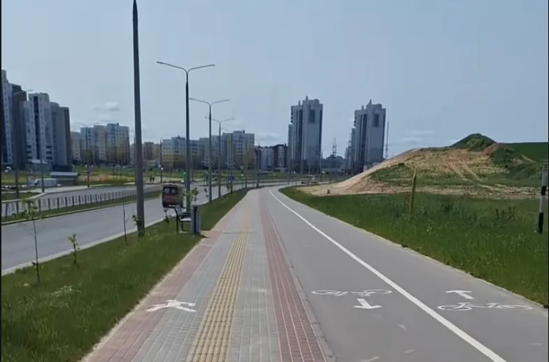 Разделены, отведена "волной", идет рядом. Как в новом микрорайоне Гродно решают вопрос с велодорожкой