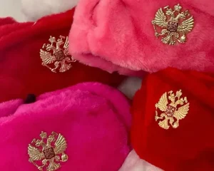 От чаепитий с баранками до песен про «героев СВО». Как Русский дом приносит в Гродно русский мир Розовые ушанки - атрибут Русского дома в Гродно