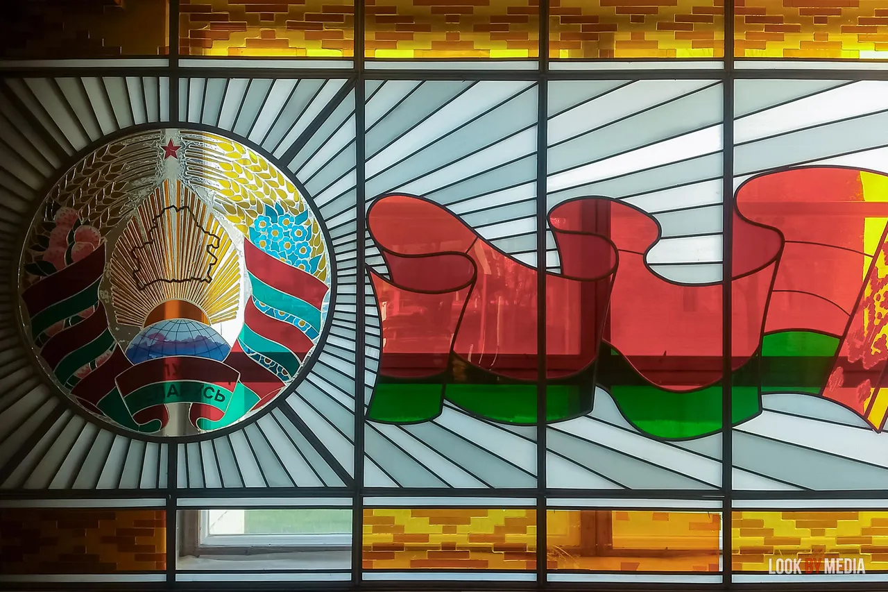 сцяг і герб РБ Беларусі