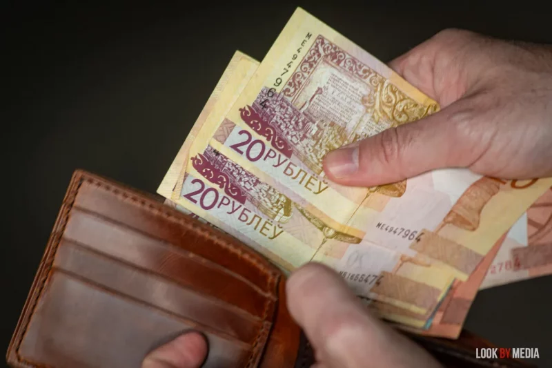 В Лиде начальник брал взятки — после повышения потребовал не деньги, а бассейн деньги Беларуси