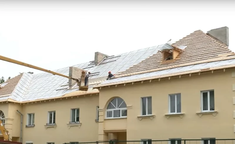 Крыша находится в России. Жители дома на Фолюше в Гродно жалуются на капитальный ремонт