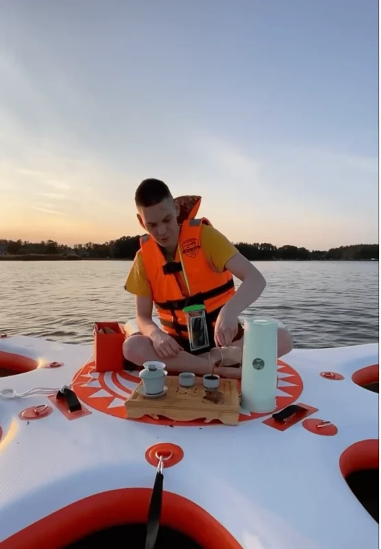 Гродзенец праводзіць чайныя цырымоніі і ёгу на вадзе