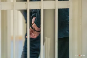 В Волковыске начали судить супругов, которые будто бы избили милиционера-соседа суд наручники