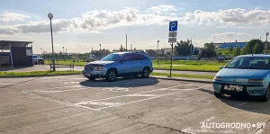 Водителей в Грандичах массово оштрафовали за парковку на инвалидных местах