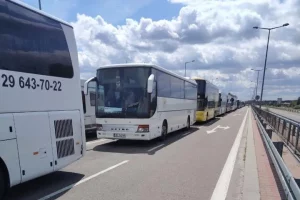 Очередь автобусов на выезд из Польши через пункт пропуска «Тересполь». 28 июня 2025 года. Фото пользователь одного из чатов по пересечению границы, опубликовано на "Зеркало"