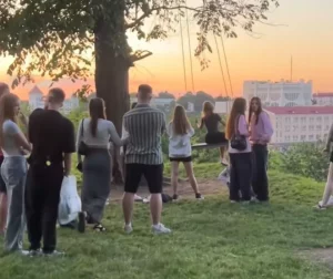 В Гродно коммунальники убрали популярные, но не согласованные качели с видом на город В Гродно коммунальники убрали популярные, но не согласованные качели с видом на город