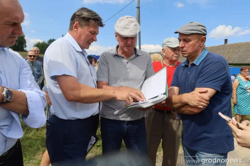 Таксі не ездзяць, хуткія захрасаюць. Жыхары вёсак Смаргонскага раёна ўжо пяць гадоў просяць заасфальтаваць дарогу