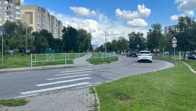 "Зебру" на Клецкова перегородили забором. В ГАИ объяснили, что делать