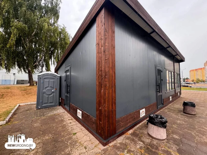 Посетители кафе в Гродно справляли малую нужду "в ёлках". После жалоб там установили биотуалет