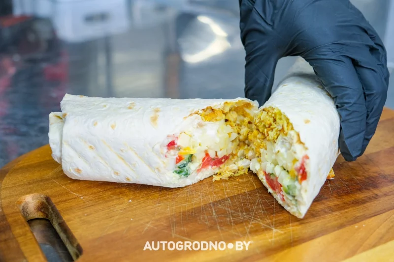 В Гродно открылась шаурмичная с террасой на крыше. Ее полюбили водители 