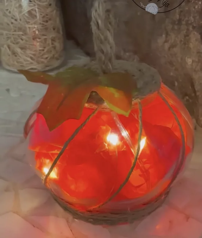 Листопад в банке, стрекозы из “носиков” и мухоморы из желудей: 12 осенних поделок для школы и детского сада - от простых до сложных