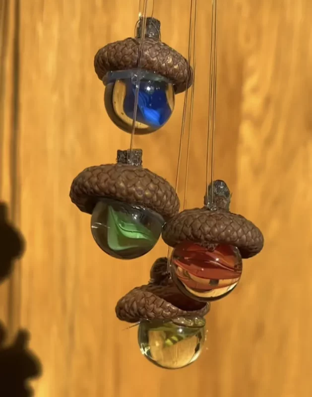 поделка в детский сад или школу из шапочек желудей - стеклянные желуди