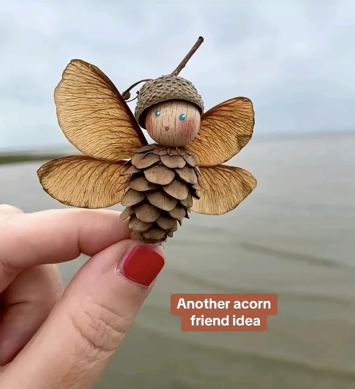 Стрекоза из носиков и шишек