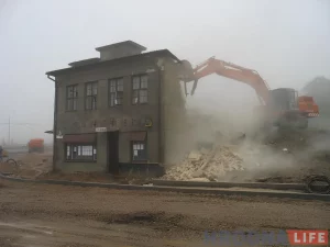 Снос магазина "Горячий хлеб" на углу Горького и 17 Сентября. 6 октября 2006 года